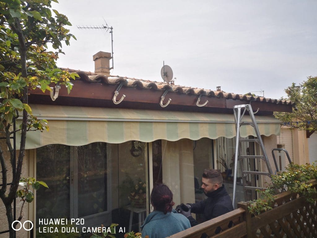rénovation d'une toiture et installation d'une gouttière pvc couleur sable